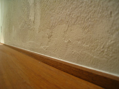 無垢床材と漆喰塗壁