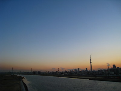 夕陽に染まる東京と荒川の流れ